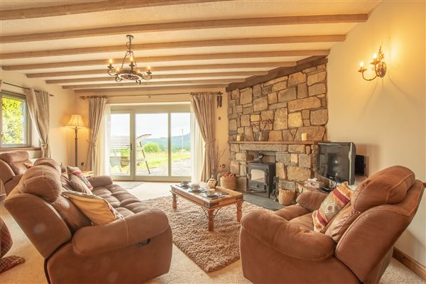 LONG BARN 4 - LOUNGE / BEDROOM OVERLOOKING MOUNTAINS